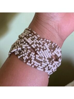 💫$10 add on. Lovely white and copper beads bracelet